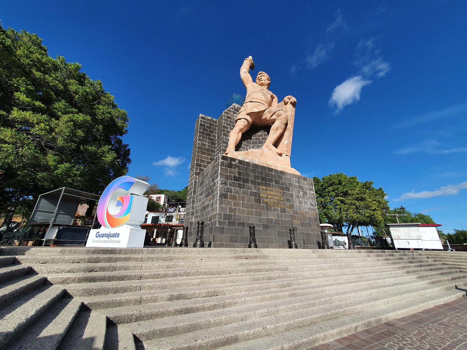 Monumento Al Pipila – Monument close-up